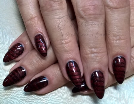 Gel a překrásný barevný gel Cat Eye v designu krokodýla.